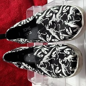 Dinosaur Tom's loafer size 4.5 boys